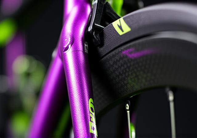 Bicicletta da corsa custom con telaio viola metallizzato